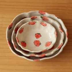橢圓形碗磨碎的草莓（中間）。 第4張的照片