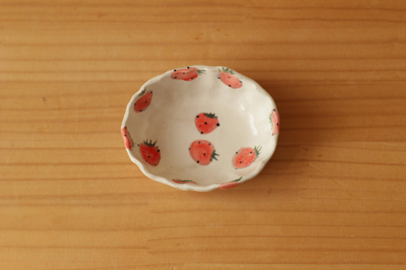 橢圓形碗磨碎的草莓（小）。 第1張的照片