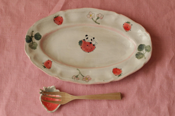 粉狀草莓熊貓花緣橢圓形盤。 第7張的照片