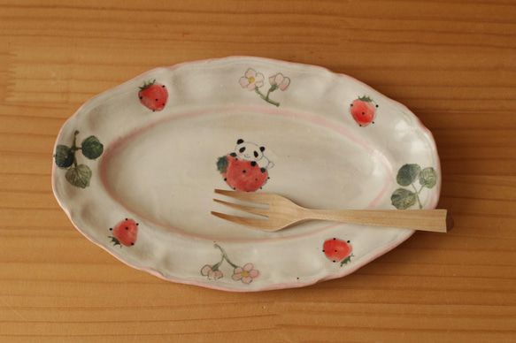粉狀草莓熊貓花緣橢圓形盤。 第3張的照片