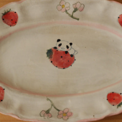 粉狀草莓熊貓花緣橢圓形盤。 第2張的照片