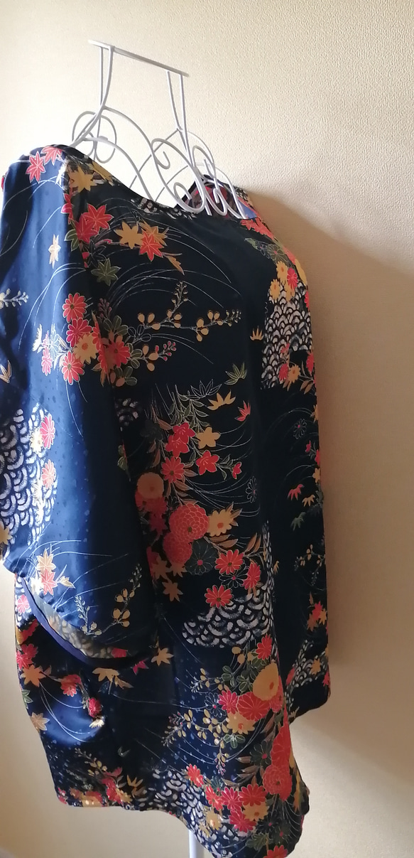 紅葉と菊**小紋の着物から作ったゆったりドルマンシャツ 3枚目の画像
