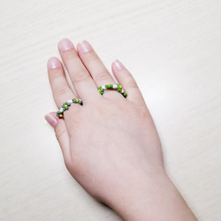 お子さん用、小さな手用、親子でお揃い　ビーズフラワー ブレスレット+2リング 3点セット　グリーン　緑　花　指輪　腕輪 2枚目の画像