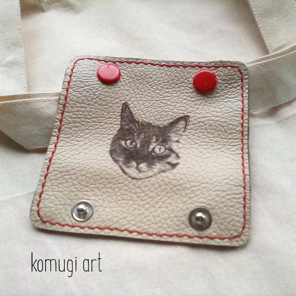 重いエコバッグも痛くない。komugi art オリジナル猫顔　革持ち手カバー　スクエア(真っ赤なステッチ) 1枚目の画像