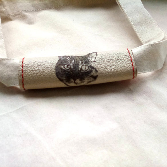 重いエコバッグも痛くない。komugi art オリジナル猫顔　革持ち手カバー　スクエア(真っ赤なステッチ) 2枚目の画像