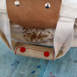重いエコバッグも痛くない。komugi art オリジナル猫顔　革持ち手カバー　スクエア(真っ赤なステッチ) 7枚目の画像