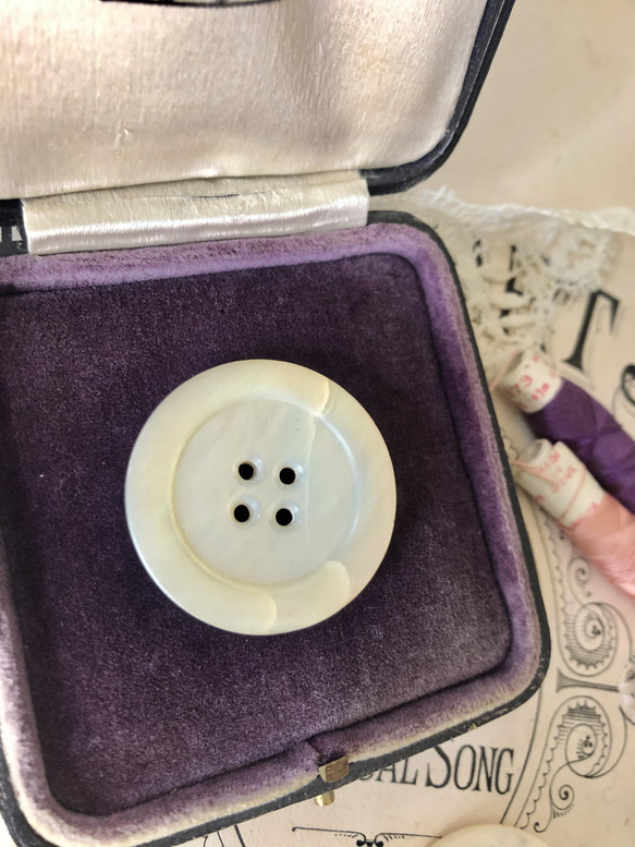英国で出会った♪大きなヴィクトリアンボタン ｂ/ マザーオブパール製 アンティークボタン 35㎜　白蝶貝 5枚目の画像