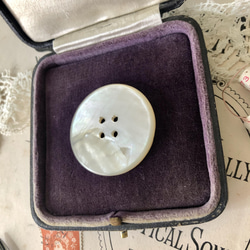 英国で出会った♪大きなヴィクトリアンボタン ｂ/ マザーオブパール製 アンティークボタン 35㎜　白蝶貝 8枚目の画像