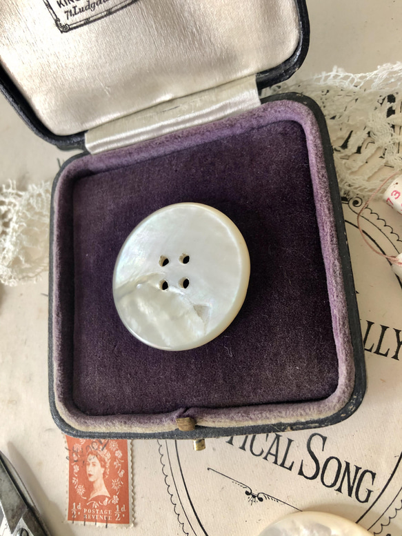 英国で出会った♪大きなヴィクトリアンボタン ｂ/ マザーオブパール製 アンティークボタン 35㎜　白蝶貝 8枚目の画像