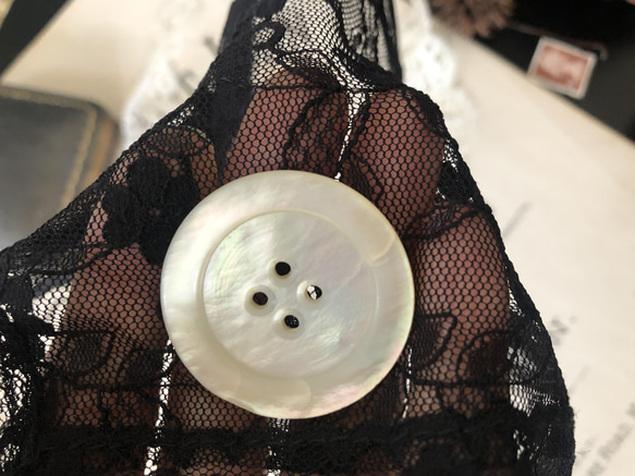 英国で出会った♪大きなヴィクトリアンボタン ｂ/ マザーオブパール製 アンティークボタン 35㎜　白蝶貝 12枚目の画像