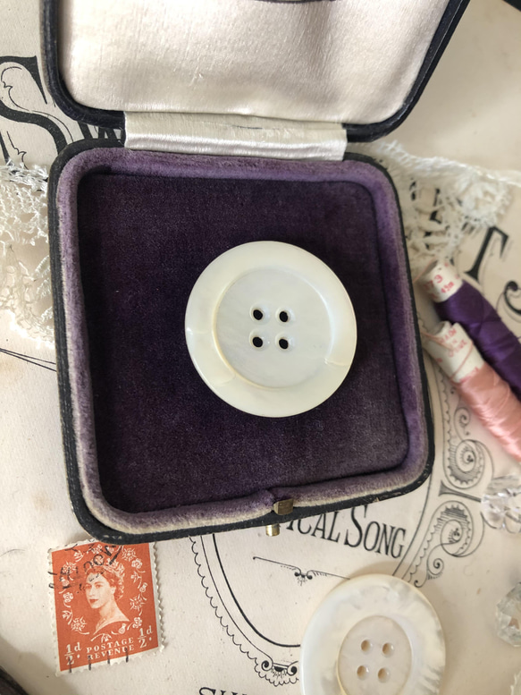 英国で出会った♪大きなヴィクトリアンボタン ｂ/ マザーオブパール製 アンティークボタン 35㎜　白蝶貝 3枚目の画像