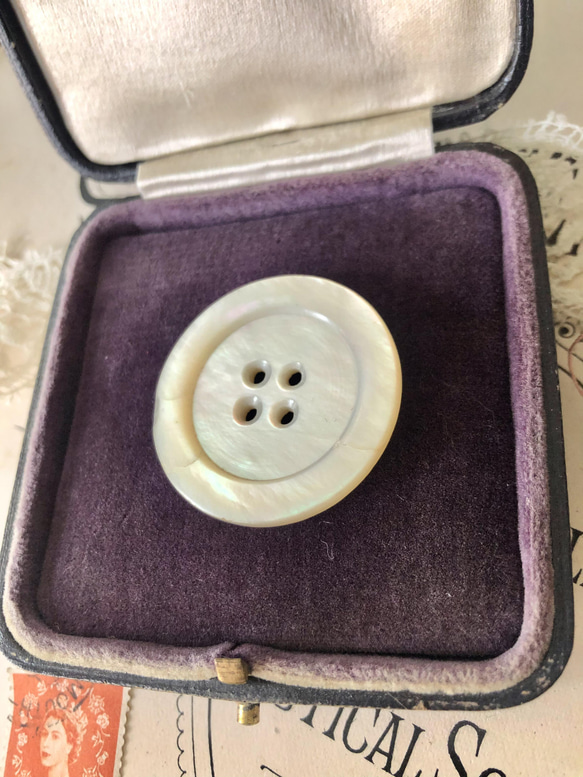 英国で出会った♪大きなヴィクトリアンボタン ｂ/ マザーオブパール製 アンティークボタン 35㎜　白蝶貝 4枚目の画像