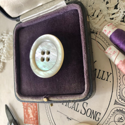 英国で出会った♪大きなヴィクトリアンボタン ｂ/ マザーオブパール製 アンティークボタン 35㎜　白蝶貝 2枚目の画像