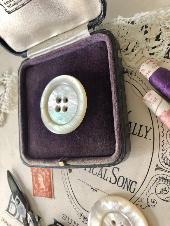 英国で出会った♪大きなヴィクトリアンボタン ｂ/ マザーオブパール製 アンティークボタン 35㎜　白蝶貝 2枚目の画像