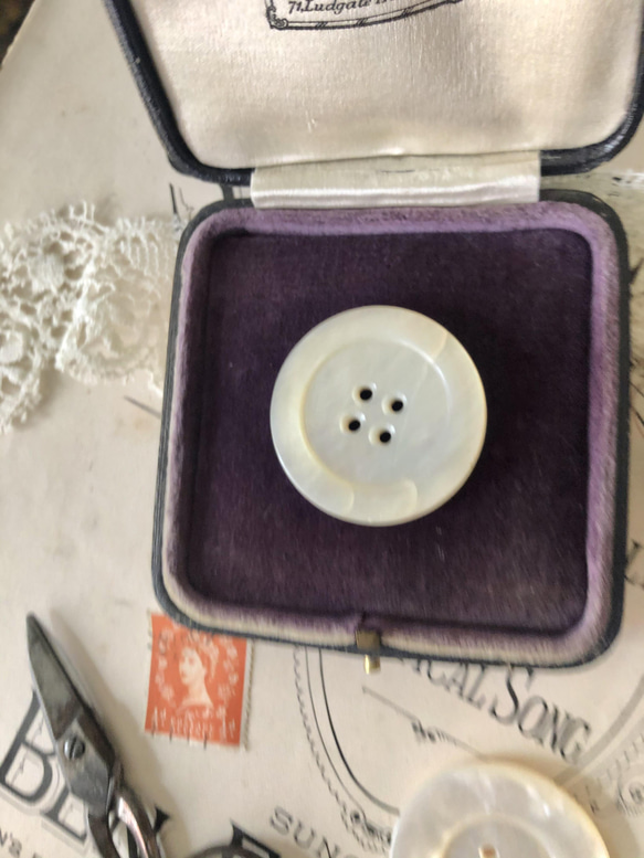 英国で出会った♪大きなヴィクトリアンボタン ｂ/ マザーオブパール製 アンティークボタン 35㎜　白蝶貝 6枚目の画像
