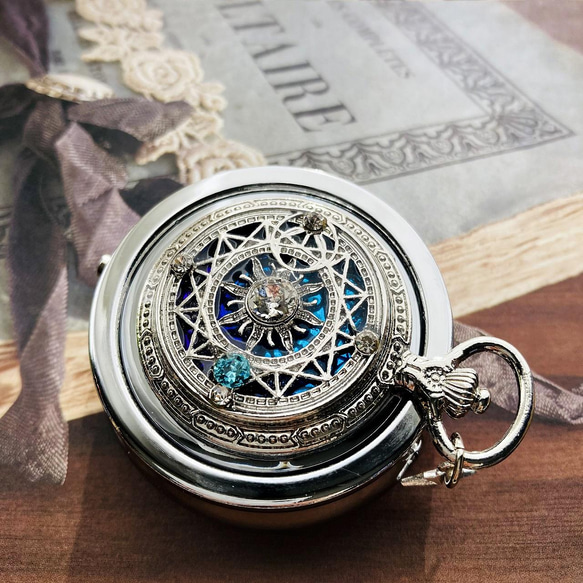 白銀の魔法陣ー魔術師の懐中時計型小物入れ 5枚目の画像