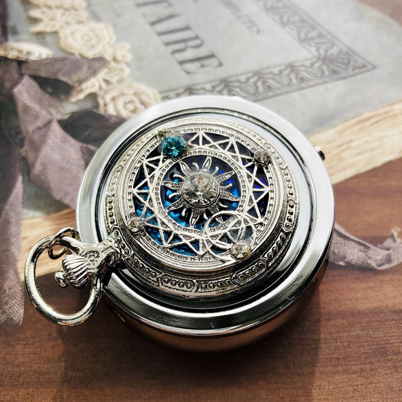 白銀の魔法陣ー魔術師の懐中時計型小物入れ 3枚目の画像