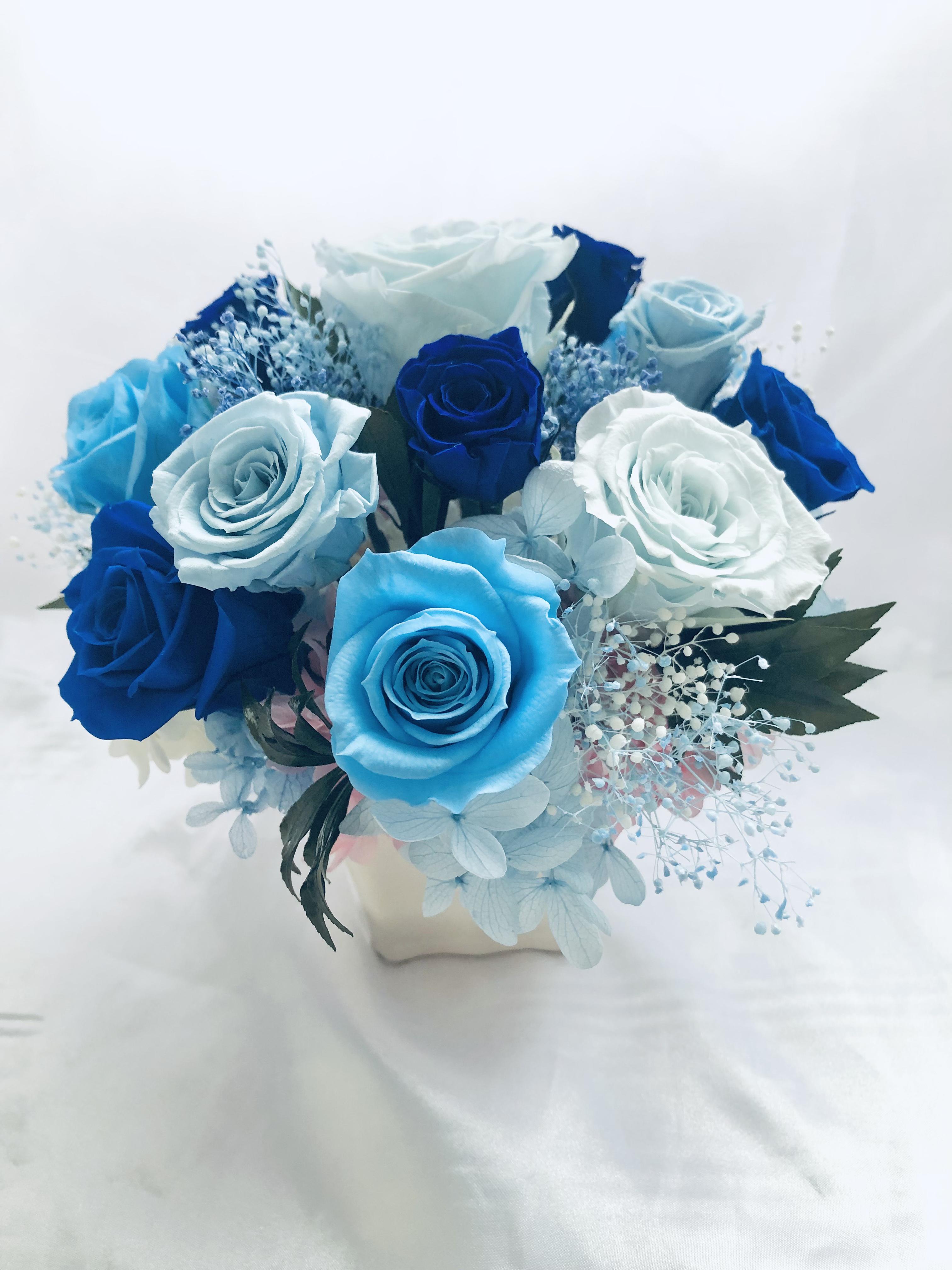 プリザーブドフラワーブルーローズの奇跡と祝福／ 陶器花器アレンジ／フラワーケース付き