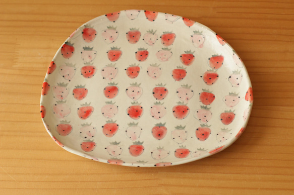 粉紅色和粉紅色草莓的早晨盤子。 第4張的照片