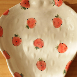 裝滿草莓的草莓形盤子。 第2張的照片
