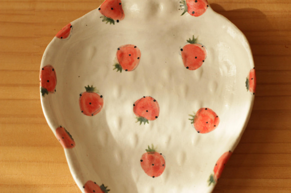 裝滿草莓的草莓形盤子。 第2張的照片