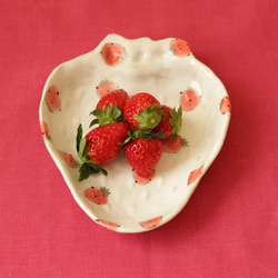 裝滿草莓的草莓形盤子。 第4張的照片