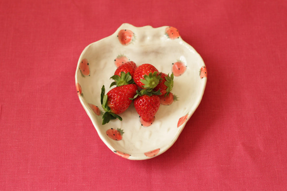 裝滿草莓的草莓形盤子。 第4張的照片