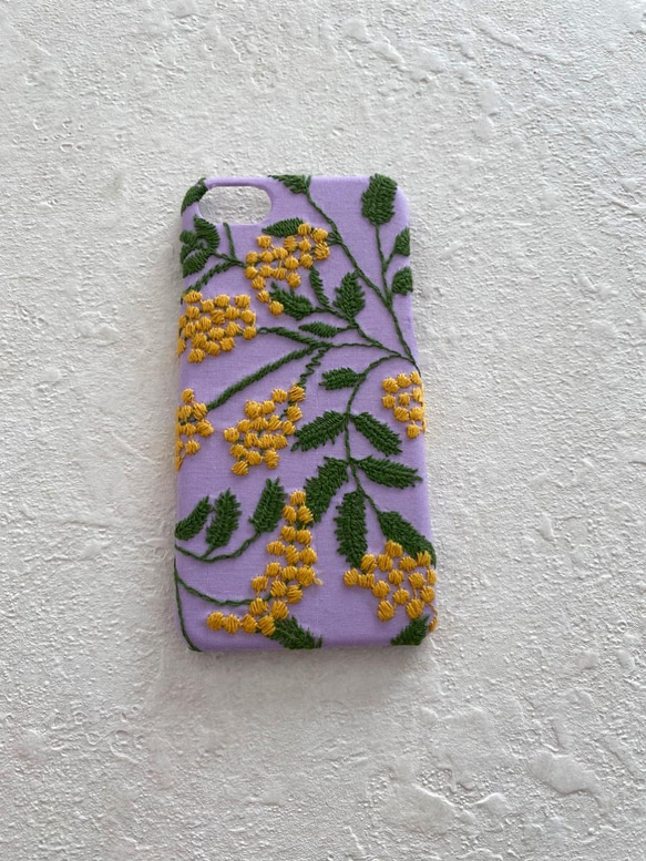 刺繍のミモザ咲き誇るiPhoneケース 2枚目の画像