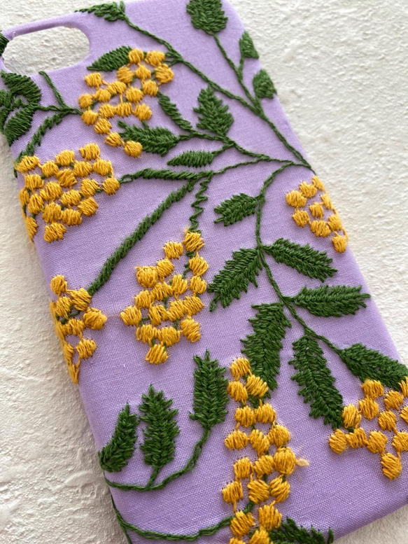 刺繍のミモザ咲き誇るiPhoneケース 4枚目の画像