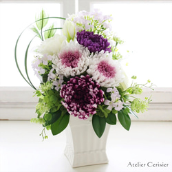 輪菊の仏花＜エテルネル 白紫＞ Mサイズ お供え花 プリザーブドフラワー 白花器 2枚目の画像