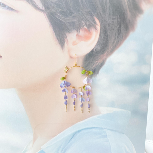 送料無料】藤の花と蝶のゆらゆらピアス/イヤリング 藤色：樹脂、チタン
