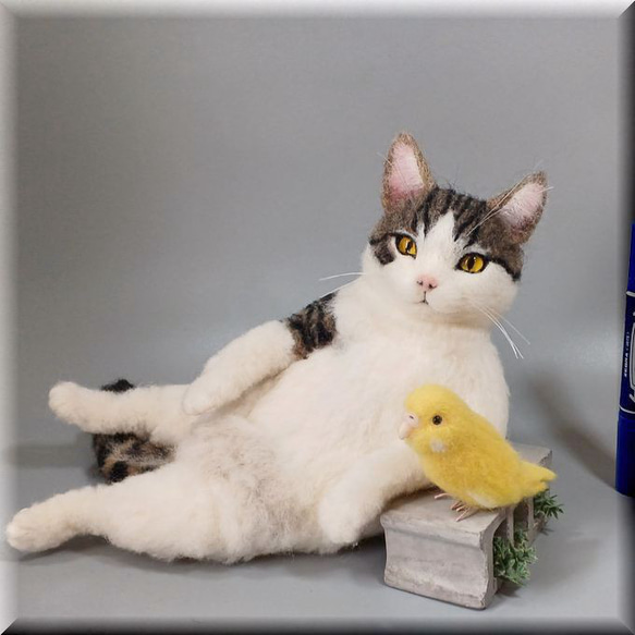 羊毛フェルト　猫　キジシロ猫さんとセキセイインコさん　キジ白　ねこ　ネコ　猫フィギュア　 8枚目の画像