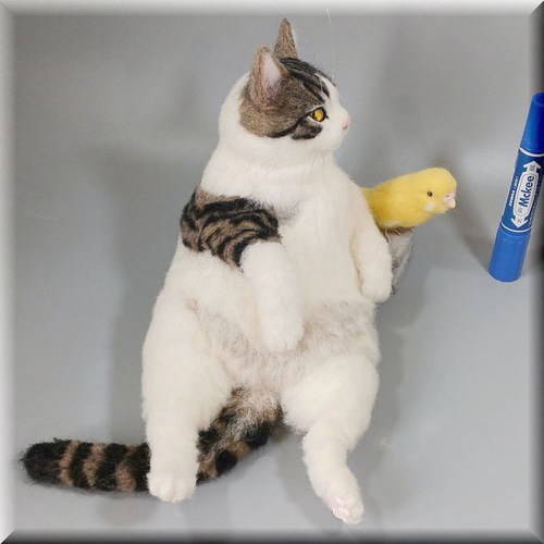 羊毛フェルト 猫 キジシロ猫さんとセキセイインコさん キジ白