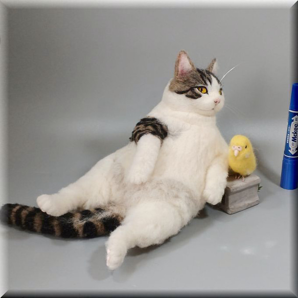 羊毛フェルト　猫　キジシロ猫さんとセキセイインコさん　キジ白　ねこ　ネコ　猫フィギュア　 2枚目の画像