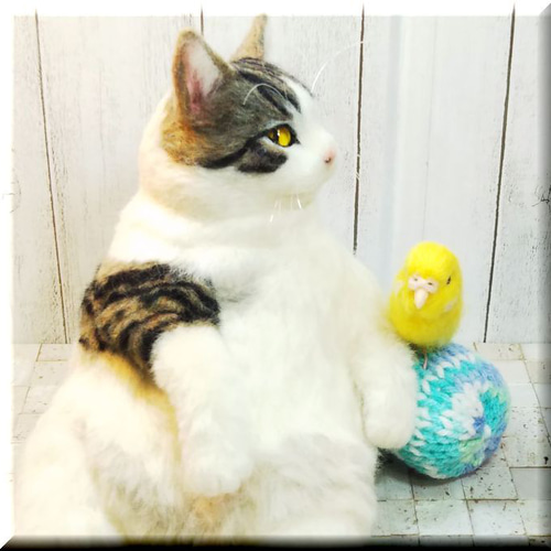 羊毛フェルト 猫 キジシロ猫さんとセキセイインコさん キジ白