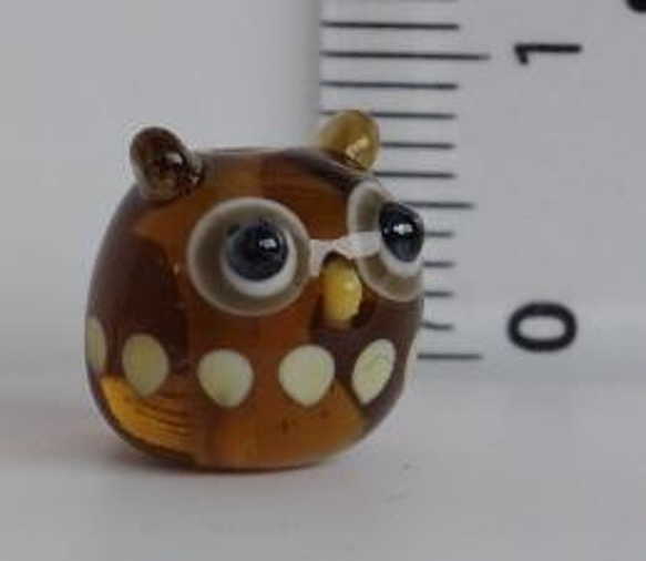 いろんな金具が選べます！　小さなとんぼ玉のミミズクA 2枚目の画像