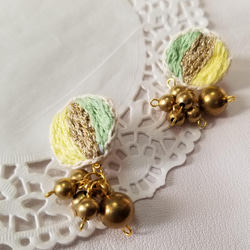 刺繍と真鍮のピアス　グリーン系 2枚目の画像