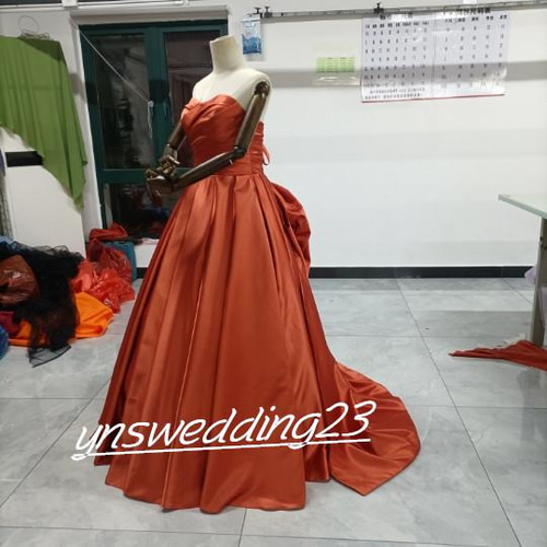 高品質！ ウエディングドレス トレンドの テラコッタ色 ベアトップ  