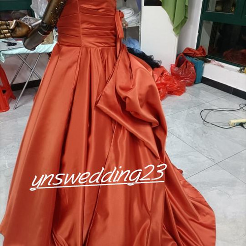 高品質！ ウエディングドレス トレンドの テラコッタ色 ベアトップ  