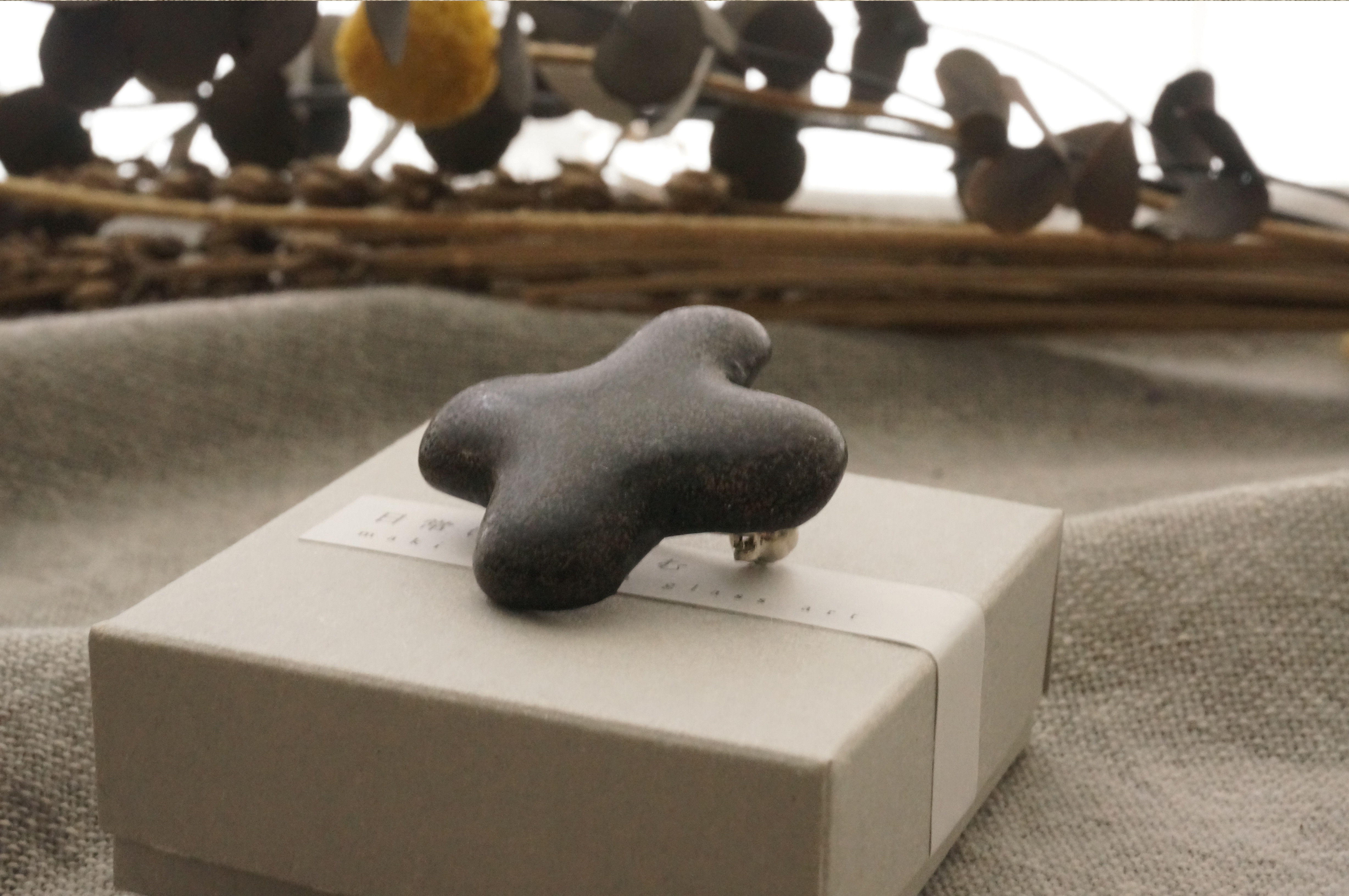 〈 cross 〉 brooch ｜ ブローチ - black