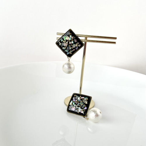 シェルと黒レジン、コットンパールのシックなピアス ピアス（スタッド 