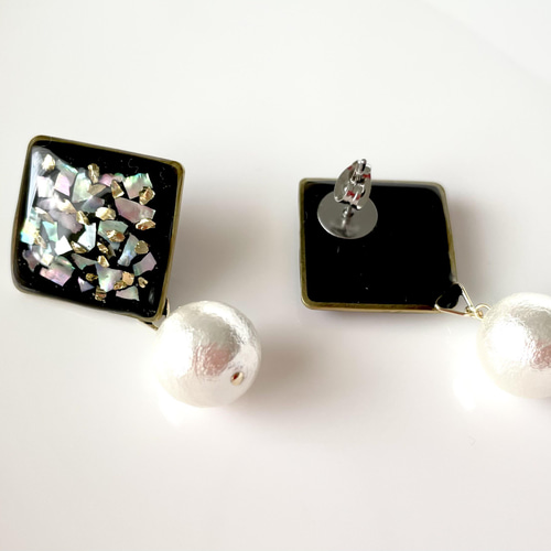 シェルと黒レジン、コットンパールのシックなピアス ピアス（スタッド 