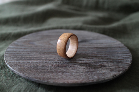 桜（ほんのり赤身と白太を使った）木の指輪・プックリタイプ 指輪