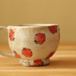 粉引きイチゴのイチゴ付きカップ。 4枚目の画像
