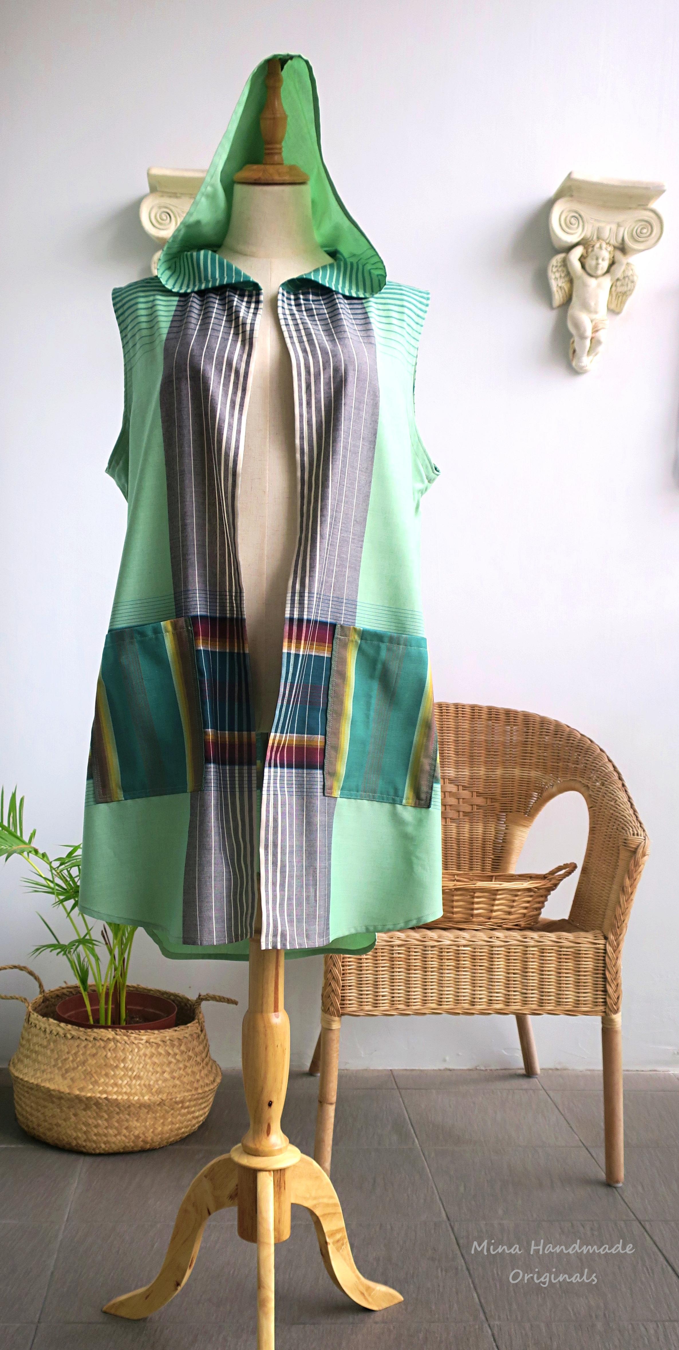 【インドネシア/サロン】「コーデが決まる」・フード付きジレ/ベスト（ライトグリーン）・シンガポールから送料無料