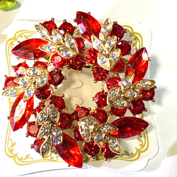 87〜 赤いクリスタルガラスビーズのサークル形、ゴールドの葉っぱにダイヤビーズブローチ結婚式、パーティーに‼️A 1枚目の画像