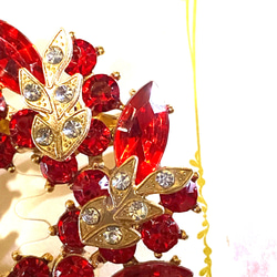 87〜 赤いクリスタルガラスビーズのサークル形、ゴールドの葉っぱにダイヤビーズブローチ結婚式、パーティーに‼️A 3枚目の画像