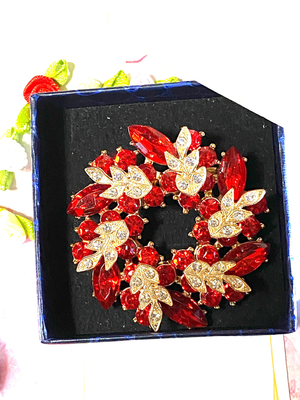 87〜 赤いクリスタルガラスビーズのサークル形、ゴールドの葉っぱにダイヤビーズブローチ結婚式、パーティーに‼️A 8枚目の画像