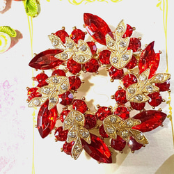 87〜 赤いクリスタルガラスビーズのサークル形、ゴールドの葉っぱにダイヤビーズブローチ結婚式、パーティーに‼️A 2枚目の画像
