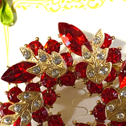 87〜 赤いクリスタルガラスビーズのサークル形、ゴールドの葉っぱにダイヤビーズブローチ結婚式、パーティーに‼️A 4枚目の画像
